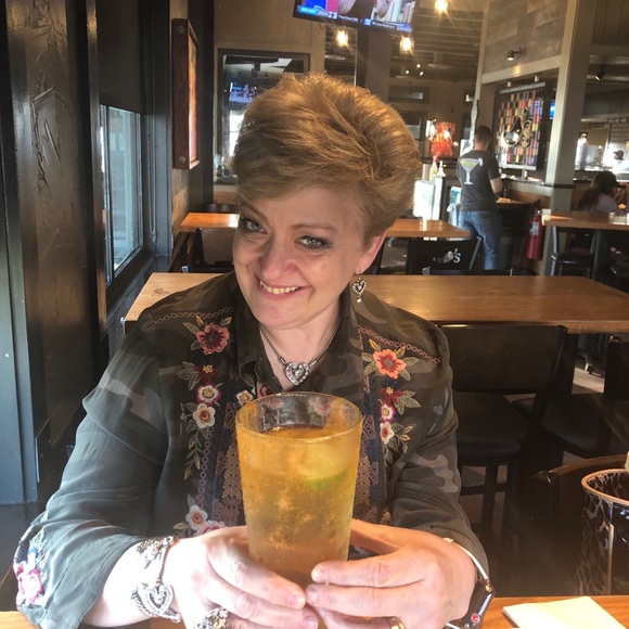 Meet your Posher, Liz - Picture 2 of 2